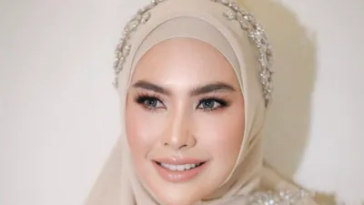 Kartika Putri akhirnya meminta maaf usai dirinya meminta para capres untuk dites ngaji. Ia mengaku diserang para buzzer.