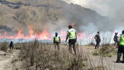 Gunung Bromo terbakar .