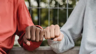 Tahukah kamu, untuk mengetahui kepribadian seseorang ternyata juga bisa dilihat dari bagaimana ia mengepalkan tangan.