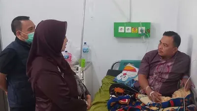 Kepala Dinkes Kabupaten Garut Dr. Leli Yuliani memberikan update terbaru mengenai dugaan keracunan makanan di Kecamatan Cilawu pada Kamis, 12 Oktober 2023.  
