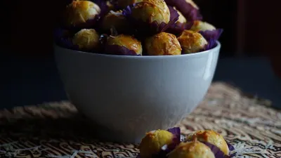 Kesalahan dalam penggunaan bahan atau teknik pembuatan yang kurang tepat dapat berdampak pada hasil akhir nastar.