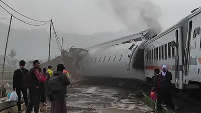 Kecelakaan KA Turangga vs Commuter Line Bandung Raya