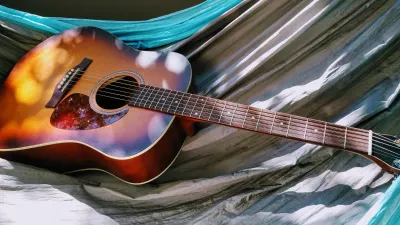 Ilustrasi sifat dan karakter yang sering ditemukan pada individu yang mahir dalam bermain gitar.