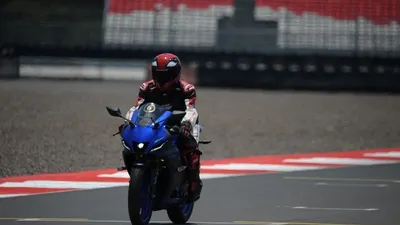M. Fadhilah saat mengikuti bLU cRU riding experience All New R15 Connected Series di sirkuit Mandalika