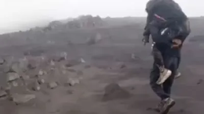 Mengharukan! Perjuangan Pemuda Batu Palano Terjun Pertama ke Puncak Demi Selamatkan Korban Erupsi Gunung Marapi