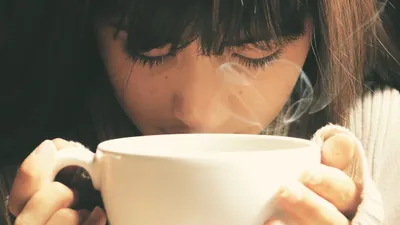 Biasanya mereka akan meminum kopi setelah sarapan. Bagi pecinta kopi, meminumnya di pagi hari bisa membuat stamina tubuh meningkat.
