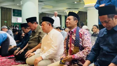 Mahfud MD mendapatkan kesempatan sebagai penceramah di Masjid Ulul Albab UII Yogyakarta pada momen salat Tarawih perdana.