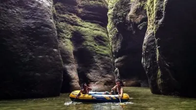 Berperahu menyusuri objek wisata Grandcanyon Babah Luhung di Subulussalam, Aceh.