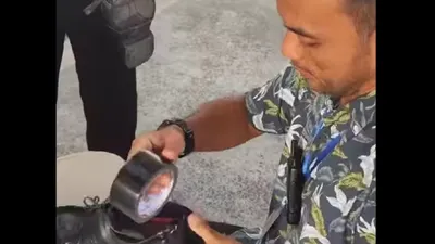 Meski telah berpakaian sesuai aturan, peserta tersebut menjadi sorotan lantaran sepatu yang digunakannya mengalami kerusakan parah.