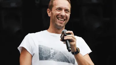 Salah seorang warganet membagikan video vokalis grup band Coldplay, Chris Martin, sedang berjalan kaki di kawasan Sudirman, Jakarta.