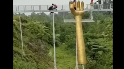 Pasalnya tempat wisata Hutan Pinus Limpakuwus yang dikenal dengan ikon jembatan kacanya baru saja memakan korban jiwa.