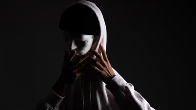 Orang yang bermuka dua ini di depan terlihat baik dan dekat denganmu tetapi tidak begitu di belakangmu. Malah ia bergosip tentangmu.