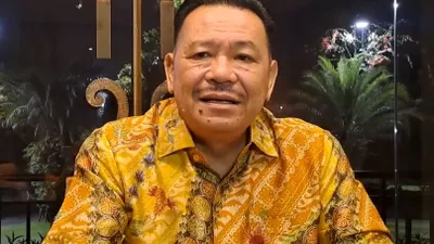 Kuasa hukum Jessica Wongso, Otto Hasibuan, menunggu kedatangan ayah almarhum Mirna, Edi Salihin, untuk duduk berdiskusi.