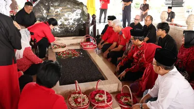 Pasangan bacapres dan bacawapres Ganjar Pranowo dan Mahfud MD berziarah ke makam Soekarno di Blitar, Jawa Timur, Jumat, 3 November 2023