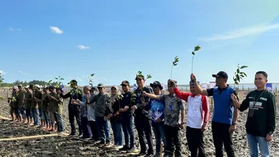 Melalui penanaman 22.000 pohon mangrove di 3 kota yaitu Makassar, Banjarmasin dan Mataram, PNM berusaha memberi inspirasi untuk membantu kondisi lingkungan yang lebih baik.