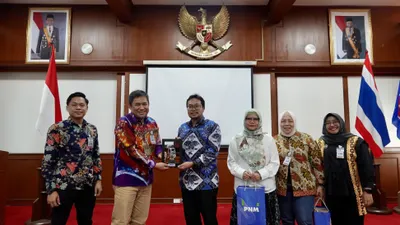 PNM memberangkatkan 15 nasabah unggulan untuk belajar dari desa kreatif di Thailand yang menerapkan OTOP.