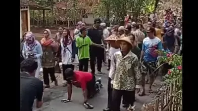 Penuhi nazar, Ngatimin lakukan aksi ini di aspal baru dan menjadi tontonan warga sekitar.