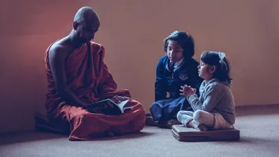 Illustrai. Beberapa Buddhist sedang berdoa sesuai dengan keyakinan dan lahirlah yoga atau zen Korea.