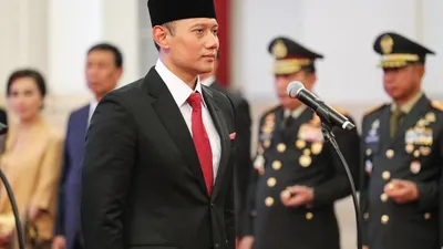 Rocky Gerung membahas tentang AHY yang baru saja dilantik jadi Menteri ATR/Kepala BPN bersama Hersubeno Arief di podcast terbarunya.