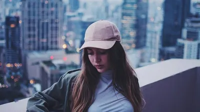 Psikologi Orang yang Biasa Memakai Topi, Suka Menutupi Sesuatu?