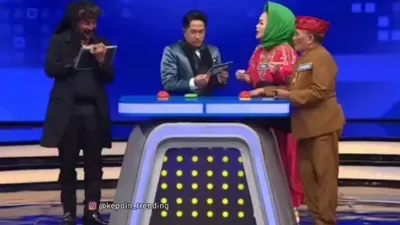 Haji Bolot vs Limbad membuat orang tertawa terpingkal-pingkal sekaligus membuat host acara Family 100 menjadi pusing.