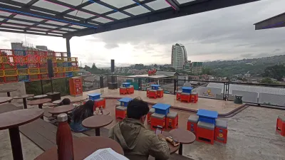 Santapan mie ala Korea tersebut akan semakin nikmat karena pengunjung akan melihat langsung pemandangan alam indah Bandung.