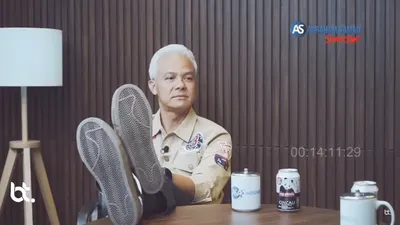 Ganjar Pranowo Tumpangkan Kaki ke Atas Meja saat Diwawancarai Abraham Samad