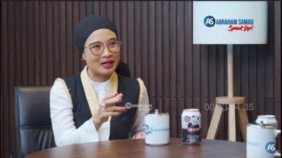 Penulis dan aktivis lingkungan Okky Madasari komentari gimmick Gibran di dewat cawapres kedua 