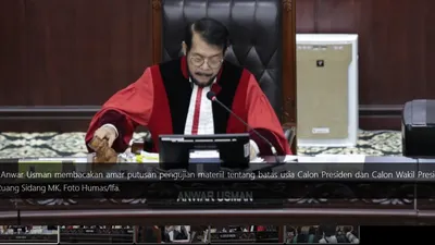 Majelis Kehormatan Mahkamah Konstitusi (MKMK) menjatuhkan sanksi teguran lisan kepada sembilan Hakim Konstitusi.
