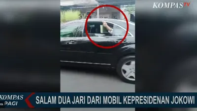 Salam Dua Jari Mencuat dari Dalam Mobil Presiden