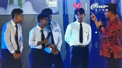 Bupati Banyumas Achmad Husein saat bertanya pilihan presiden pada tiga mahasiswa baru Unsoed dan mendapatkan jawaban Anies Baswedan .(SM Banyumas/dok)