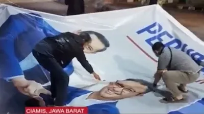 Kecewa Dikhianati, Kader Demokrat Ramai Copot dan Robek Seluruh Baliho Anies Baswedan