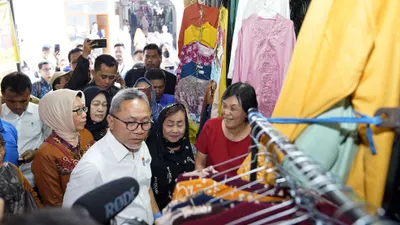 Menteri Perdagangan Zulkifli Hasan (Mendag Zulhas) merespon permintaan para pedagang di pasar Tanah Abang untuk menutup platform perdagangan online.