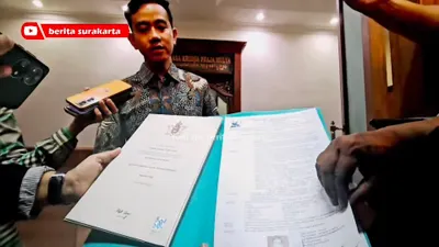 Dituding Pakai Ijazah Palsu oleh Dokter Tifa dan Roy Suryo, Gibran Bawa Ijazah S1 ke Hadapan Media