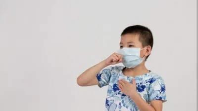 Sedikitnya ada 4 faktor yang dapat meningkatkan risiko seseorang terinfeksi Pneumonia yang disebabkan oleh bakteri Mycoplasma pneumoniae.