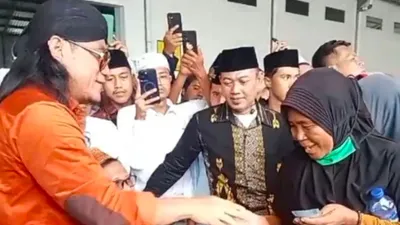 Baru-baru ini viral sebuah video yang menunjukkan bahwa Gus Miftah membagi-bagikan uang saat hadir dalam acara di Pamekasan, Madura.