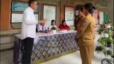 Viral siswa SMK 5 Denpasar dihukum menulis 1,5 jam karena terlambat 3 menit saat datang ke sekolah.