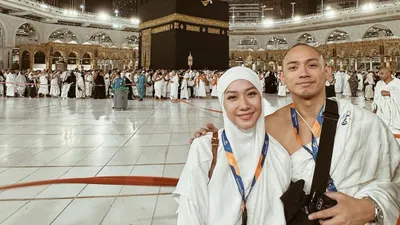 Bunga Citra Lestari (BCL) dan Tiko Aryawardhana turut merayakan Tahun Baru 2024 dengan pergi umrah ke Tanah Suci.