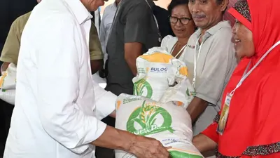 Presiden Jokowi menyerahkan bantuan