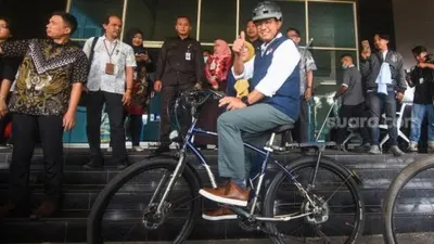 Gunakan Sepeda, Anies Baswedan Tes Kesehatan di RS Fatmawati (Suara.com)