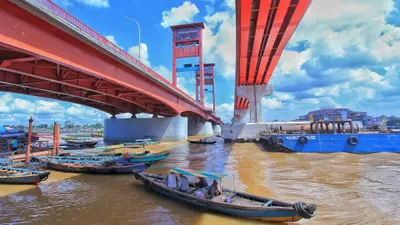 Jembatan Ampera di Atas Sungai Musi, Palembang