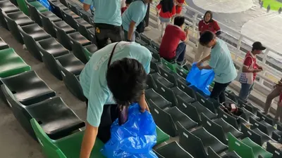Kampanyekan Datang Bersih Pulang Bersih, Suporter Indonesia Bersih-bersih Stadion Usai Laga Piala Dunia U-17