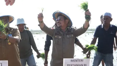 Syahrul Yasin Limpo baru-baru ini telah ditetapkan sebagai tersangka korupsi, ketika sedang menjabat sebagai Menteri Pertanian.