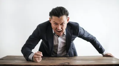 Saat ekspektasi berlebihan yang telah dibuat tidak terwujud seperti yang diinginkan maka yang hadir hanyalah perasaan kecewa.