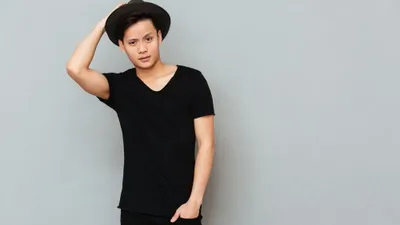 Ternyata orang yang sering memakai kaos warna hitam juga bisa dibaca dalam ilmu psikologi. Penasaran apa artinya Yuk cari tahu selengkapnya