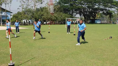 Beberapa sekolah Kedinasan mengadakan tes kesamaptaan atau tes jasmani sebagai syarat kelulusan.