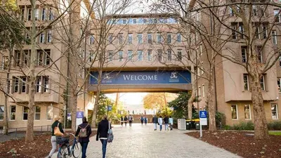 The University of Melbourne | Sebagai rekomendasi pilihan bagi calon mahasiswa baru, berikut ini adalah daftar kampus di luar negeri yang daftarnya tidak merepotkan.