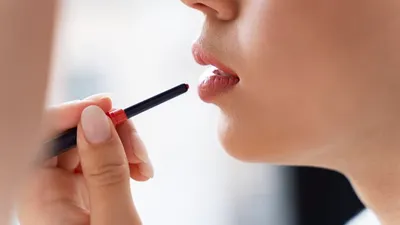 Ilustrasi karakter seorang wanita dilihat dari warna lipstik.