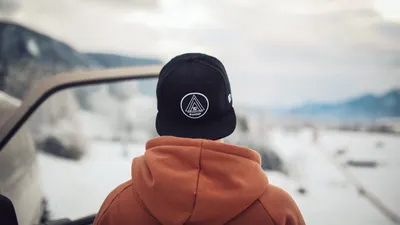 Ilustrasi psikologis seseorang yang memakai topi.