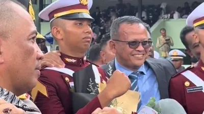 Terlihat Edhy Prabowo menggunakan jas berwarna abu memberikan ucapan selamat sembari merangkul Tribrata Putra Sambo.